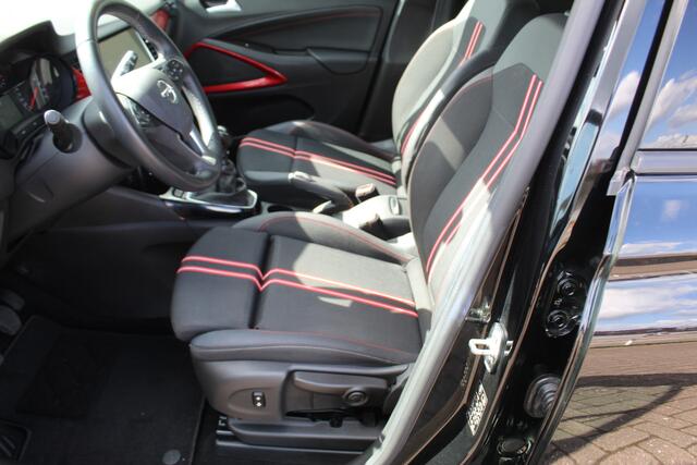 Opel Crossland 1.2-130pk Turbo GS Line. Sportieve en unieke auto ! Slechts 25.000km ! AGR stoelen, navigatie, telefoon voorbereiding., cruise cntrl, volautm. airco, metallic lak, 'Black-Red Line', LM wielen, Isofix etc.