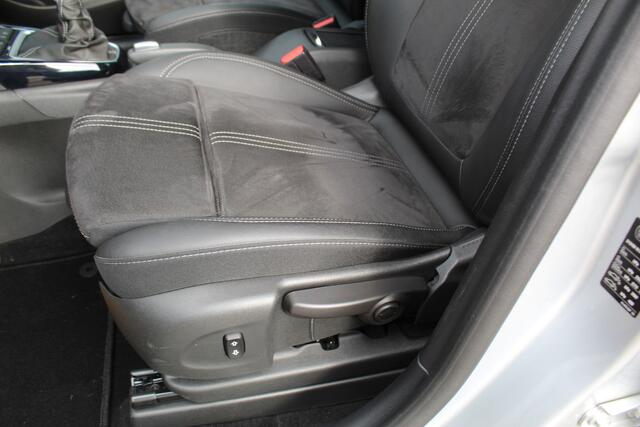 Opel Crossland 1.2-110pk Turbo 'Elegance'. Mooie en luxe hoogzitter met weinig km's ! Volautm. airco dual, cruise control, camera, comfortstoelen, metallic lak, LM wielen, navigatie, telefoonvoorb., lane- en side assist, parkeersensoren v+a, LED verlichting etc.