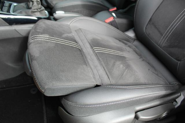 Opel Crossland 1.2-110pk Turbo 'Elegance'. Mooie en luxe hoogzitter met weinig km's ! Volautm. airco dual, cruise control, camera, comfortstoelen, metallic lak, LM wielen, navigatie, telefoonvoorb., lane- en side assist, parkeersensoren v+a, LED verlichting etc.
