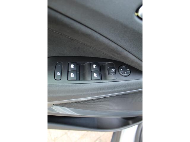 Opel Crossland 1.2-110pk Turbo 'Elegance'. Mooie en luxe hoogzitter met weinig km's ! Volautm. airco dual, cruise control, camera, comfortstoelen, metallic lak, LM wielen, navigatie, telefoonvoorb., lane- en side assist, parkeersensoren v+a, LED verlichting etc.