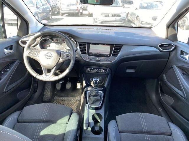 Opel Crossland 1.2-110pk Turbo 'Elegance'. Mooie en luxe hoogzitter met weinig km's ! Volautm. airco dual, cruise control, camera, comfortstoelen, metallic lak, LM wielen, navigatie, telefoonvoorb., lane- en side assist, parkeersensoren v+a, LED verlichting etc.