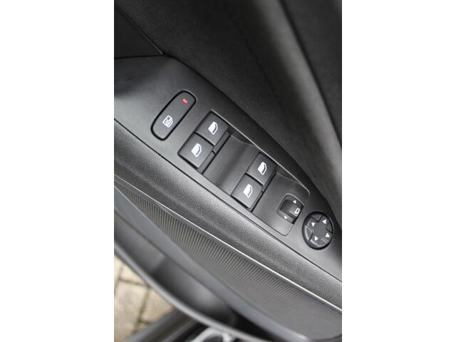 Opel Crossland 1.2 Turbo Elegance Mooie en luxe hoogzitter met weinig km's ! Volautm. airco dual, cruise control, camera, comfortstoelen, metallic lak, LM wielen, navigatie, telefoonvoorb., LED verlichting etc.