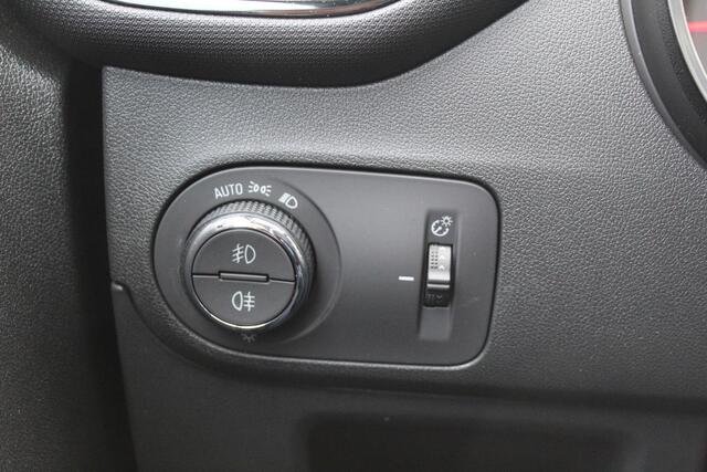 Opel Crossland 1.2-110pk Turbo Ultimate. Mooie en luxe hoogzitter met weinig km's ! Volautm. airco dual, cruise control, camera, comfortstoelen, metallic lak, LM wielen, navigatie, telefoonvoorb., LED verlichting etc.