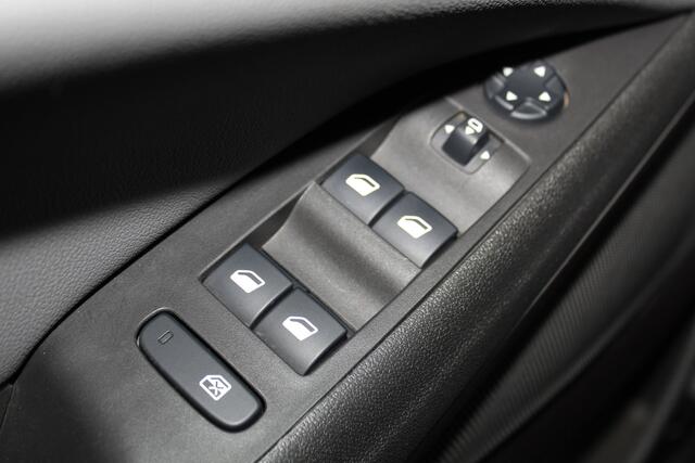 Opel Crossland X 1.2-131pk Turbo Innovation. Two tone. Erg nette en luxe hoogzitter voor nog jaren rijplezier ! Autm. airco, parkeersensoren v+a, camera, LM wielen, ergonomische voorstoelen, cruise control, side assist, navigatie, telefoonvoorb. etc.