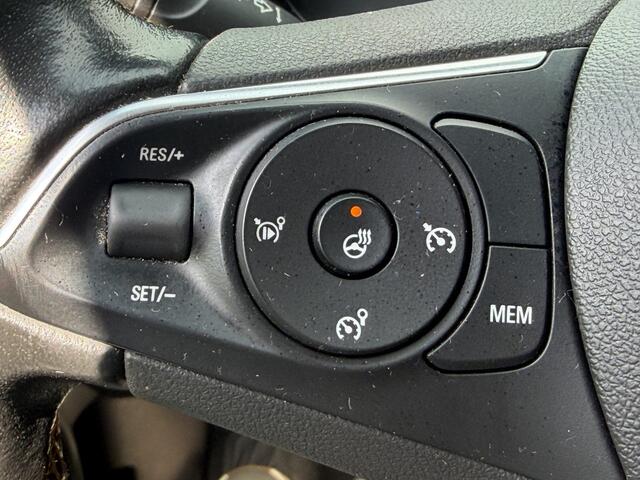 Opel Crossland X 1.2 Turbo Innovation . Apple carplay. Automaat . stuur+stoel verwarming.Trekhaak. sportvelgen .