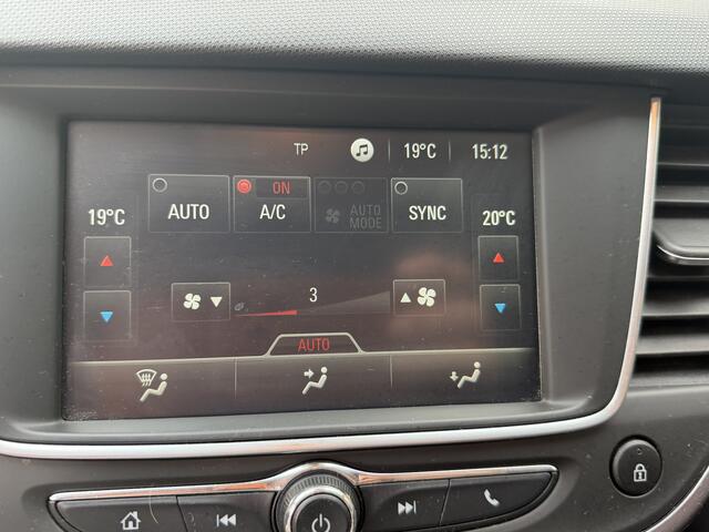 Opel Crossland X 1.2 Turbo Innovation . Apple carplay. Automaat . stuur+stoel verwarming.Trekhaak. sportvelgen .
