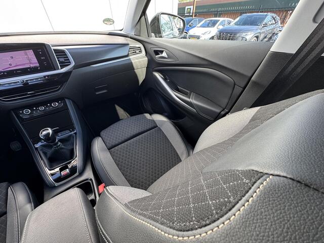 Opel Grandland 1.2 Turbo GS Line Voorruitverwarming / Stoelverwarming / Stuurverwarming / Achteruitrijcamera / Cruise control / All season banden/ apple carplay en android auto