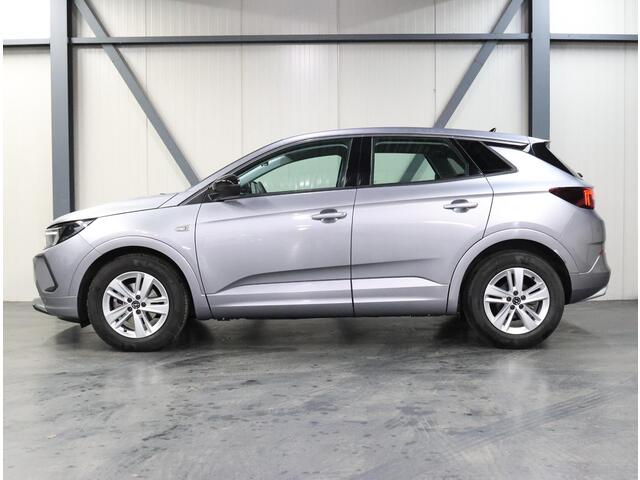 Opel Grandland 1.2 Turbo 130PK | Navigatie | Climate Control | Cruise Control | LED | 17" Lichtmetalen Velgen | Verwarmbare Voorstoelen/Stuur | Apple Carplay/Android Auto | Isofix | Parkeersenoren |