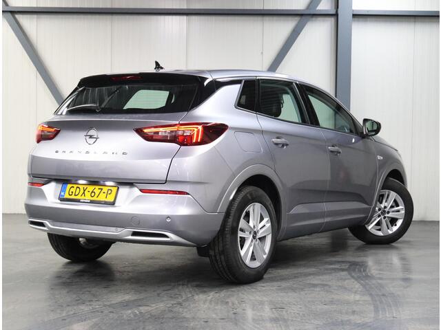 Opel Grandland 1.2 Turbo 130PK | Navigatie | Climate Control | Cruise Control | LED | 17" Lichtmetalen Velgen | Verwarmbare Voorstoelen/Stuur | Apple Carplay/Android Auto | Isofix | Parkeersenoren |