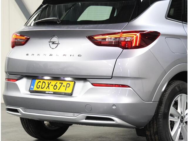 Opel Grandland 1.2 Turbo 130PK | Navigatie | Climate Control | Cruise Control | LED | 17" Lichtmetalen Velgen | Verwarmbare Voorstoelen/Stuur | Apple Carplay/Android Auto | Isofix | Parkeersenoren |