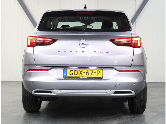 Opel Grandland 1.2 Turbo 130PK | Navigatie | Climate Control | Cruise Control | LED | 17" Lichtmetalen Velgen | Verwarmbare Voorstoelen/Stuur | Apple Carplay/Android Auto | Isofix | Parkeersenoren |