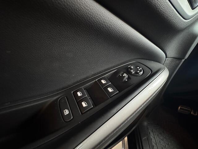 Opel Grandland 1.6 Turbo Plug-In Hybrid Ultimate Black Edtion Navigatie Cruise Control LMV El Achterklep