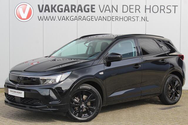 Opel Grandland 1.2-130pk Turbo GS-Line. Zeer nette, sportieve en luxe hoogzitter, slechts 49.000km ! Autm. airco dual, camera, half leder, navigatie, telefoonvoorb, Apple carplay/Android auto, lane- en side assist, cruise control, metallic lak, LM wielen etc.