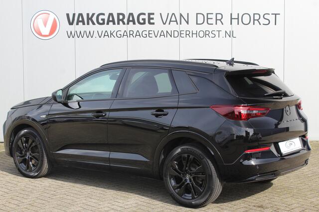 Opel Grandland 1.2-130pk Turbo GS-Line. Zeer nette, sportieve en luxe hoogzitter, slechts 49.000km ! Autm. airco dual, camera, half leder, navigatie, telefoonvoorb, Apple carplay/Android auto, lane- en side assist, cruise control, metallic lak, LM wielen etc.