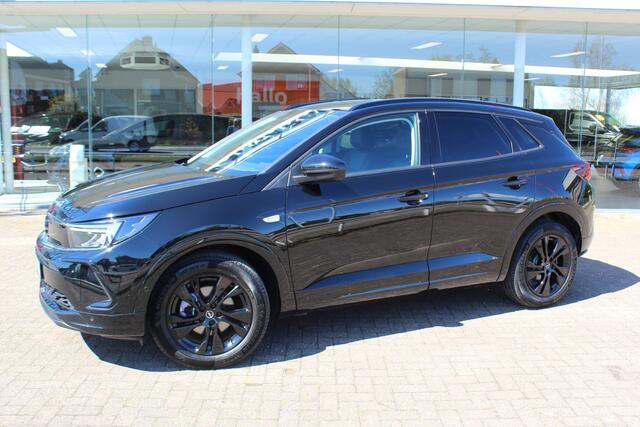 Opel Grandland 1.2-130pk Turbo GS-Line. Zeer nette, sportieve en luxe hoogzitter, slechts 49.000km ! Autm. airco dual, camera, half leder, navigatie, telefoonvoorb, Apple carplay/Android auto, lane- en side assist, cruise control, metallic lak, LM wielen etc.