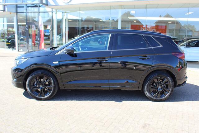 Opel Grandland 1.2-130pk Turbo GS-Line. Zeer nette, sportieve en luxe hoogzitter, slechts 49.000km ! Autm. airco dual, camera, half leder, navigatie, telefoonvoorb, Apple carplay/Android auto, lane- en side assist, cruise control, metallic lak, LM wielen etc.