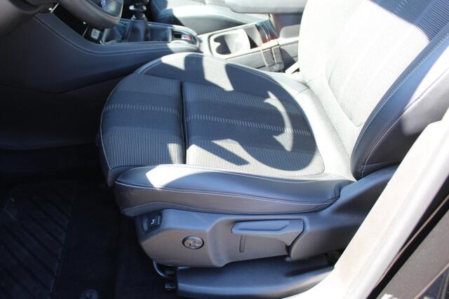 Opel Grandland 1.2-130pk Turbo GS-Line. Zeer nette, sportieve en luxe hoogzitter, slechts 49.000km ! Autm. airco dual, camera, half leder, navigatie, telefoonvoorb, Apple carplay/Android auto, lane- en side assist, cruise control, metallic lak, LM wielen etc.