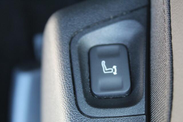 Opel Grandland 1.2-130pk Turbo GS-Line. Zeer nette, sportieve en luxe hoogzitter, slechts 49.000km ! Autm. airco dual, camera, half leder, navigatie, telefoonvoorb, Apple carplay/Android auto, lane- en side assist, cruise control, metallic lak, LM wielen etc.