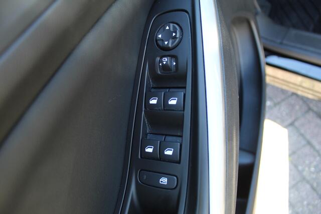 Opel Grandland 1.2-130pk Turbo GS-Line. Zeer nette, sportieve en luxe hoogzitter, slechts 49.000km ! Autm. airco dual, camera, half leder, navigatie, telefoonvoorb, Apple carplay/Android auto, lane- en side assist, cruise control, metallic lak, LM wielen etc.