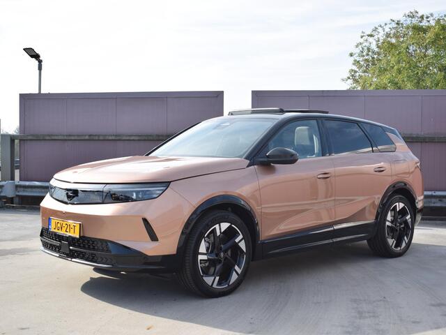 Opel Grandland Electric GS 73 kWh SCHUIFKANTELDAK | NAVIGATIE | CARPLAY | ACHTERUITRIJCAMERA MET SENSOREN | WINTERPAKKET |