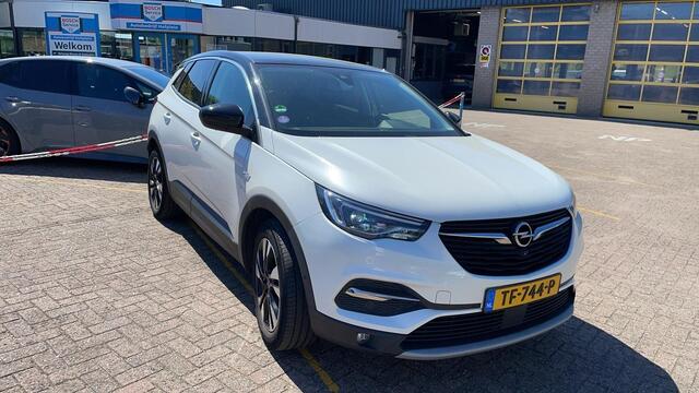 Opel Grandland X 1.2 Turbo Automaat Ultimate | Camera | | Climate Control | Glazen panorama dak met elektrisch bedienbare zonwering | Apple Carplay/Android Auto | Sportstoelen | 18 Lichtmetalen Velgen | Afwijkende dakkleur | Trekhaak