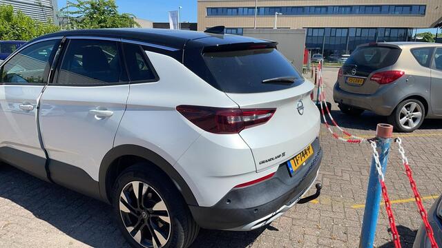 Opel Grandland X 1.2 Turbo Automaat Ultimate | Camera | | Climate Control | Glazen panorama dak met elektrisch bedienbare zonwering | Apple Carplay/Android Auto | Sportstoelen | 18 Lichtmetalen Velgen | Afwijkende dakkleur | Trekhaak