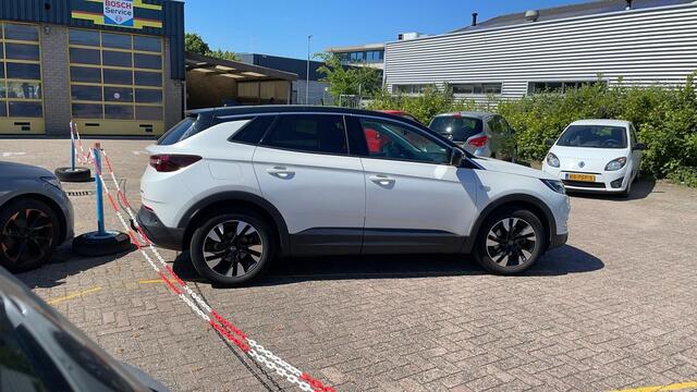 Opel Grandland X 1.2 Turbo Automaat Ultimate | Camera | | Climate Control | Glazen panorama dak met elektrisch bedienbare zonwering | Apple Carplay/Android Auto | Sportstoelen | 18 Lichtmetalen Velgen | Afwijkende dakkleur | Trekhaak