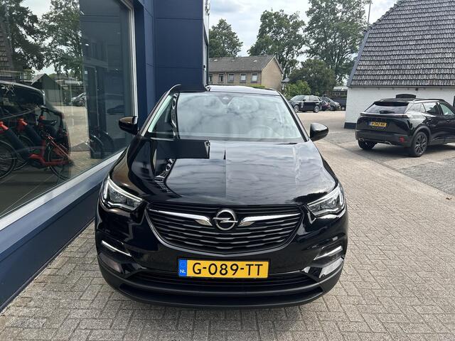Opel Grandland X 1.2 Turbo 120 Jaar Edition | All Season banden | Navigatie | Climate / Cruise Control | Lichtmetaal | Hoge zitpositie | Apple Carplay/Android Auto | Parkeercamera | Parkeersensoren.