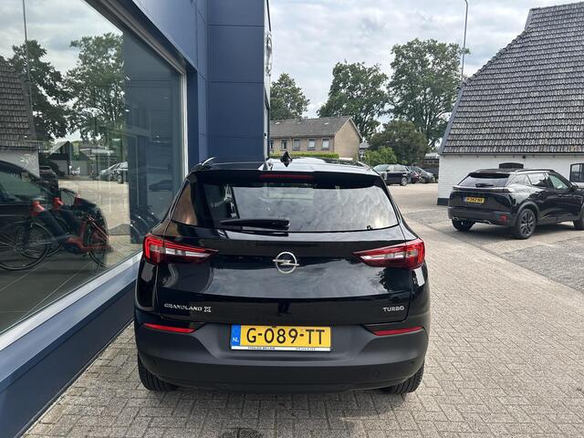 Opel Grandland X 1.2 Turbo 120 Jaar Edition | All Season banden | Navigatie | Climate / Cruise Control | Lichtmetaal | Hoge zitpositie | Apple Carplay/Android Auto | Parkeercamera | Parkeersensoren.