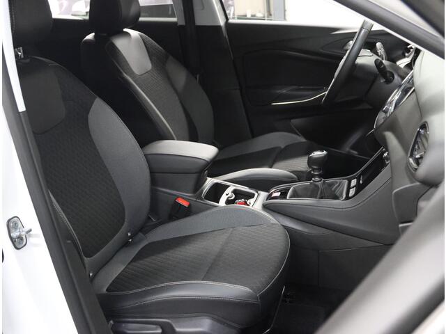 Opel Grandland X 1.2 130PK Turbo Business Executive | 1ste eigenaar | AppleCarPlay/AndroidAuto | Trekhaak | Camera | AGR Bestuurdersstoel | Dodehoekdetectie | Navigatie | Isofix | Privacy Glass | Elektrische Klep |