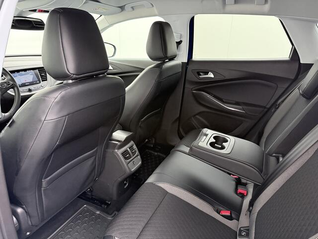 Opel Grandland X T131pk Navi Trekhaak Executive Dual-Ecc Apple Carplay Android PDC-a+v Park-Assist Distr.-Riem bij 61.000km vervangen Chroompakket Priv.Glass Volledig dealer onderhouden, laatste beurt bij 61.000km 1400kg trekvermogen. EURO6