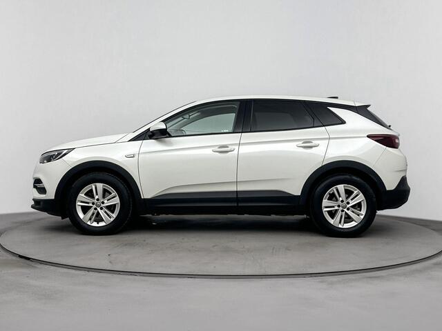 Opel Grandland X 1.2 Turbo 131Pk Online Edition | Navigatie | Climate Control | Cruise Control & Snelheidsbegrenzer | Smartphone Integratie | Parkeersensoren Voor & Achter | Regensensor | Privacy Glass | Apple & Android Carplay |