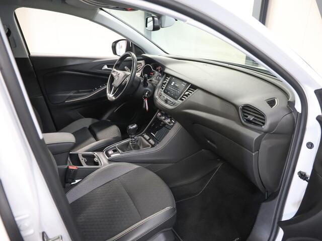 Opel Grandland X Innovation 130PK | 1ste eigenaar | AppleCarplay/AndroidAuto | Camera | Climate Control | Cruise Control | Dodehoekdetectie | LED lampen | 18"LMV | Navigatie | Parkeersensoren | DAB Radio | Isofix | Privacy Glass |