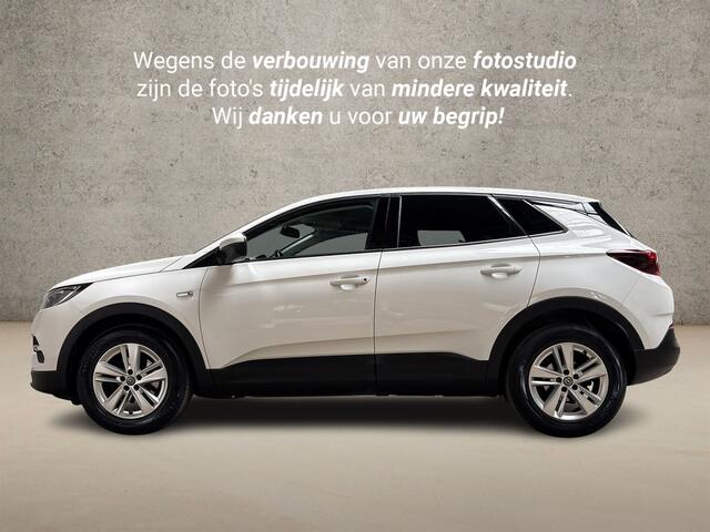 Opel Grandland X 1.2 Turbo Sport (APPLE CARPLAY, NAVIGATIE, CLIMATE, STUUR/STOELVERWARMING, SPORTSTOELEN, GETINT GLAS, TREKHAAK, PARKEERSENSOREN, CRUISE, NIEUWSTAAT)
