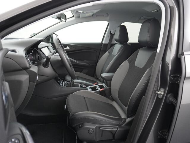 Opel Grandland X T131PK Apple Carplay Android Auto Camera PDC Navi AGR Keyless 19" DAB+ ECC Bluetooth 1/2 Leer Privacy Glas LMVRegen-Licht Sensor Cruise Control Aut.-Achterklep Lane-Assist Leder-Stw Elec-ramen en Spiegels Isofix 100% Dealer Onderhouden Business Executive 