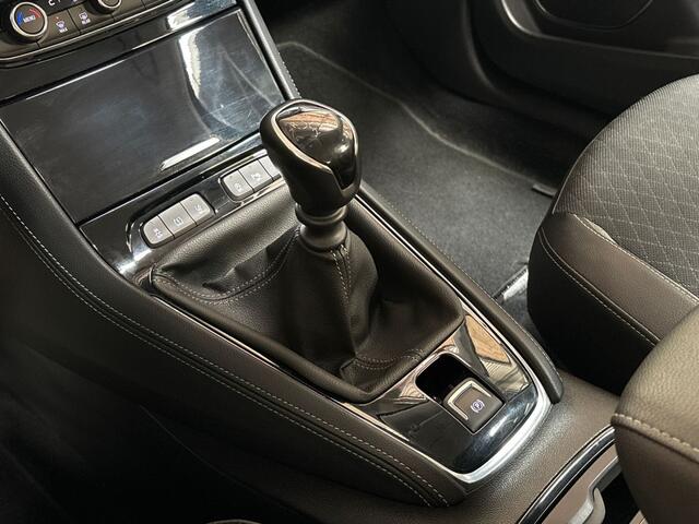 Opel Grandland X 1.2 Turbo Sport (APPLE CARPLAY, GROOT NAVI, CLIMATE, CAMERA, SPORTSTOELEN, LEDER STUURWIEL, CRUISE, NIEUWSTAAT)
