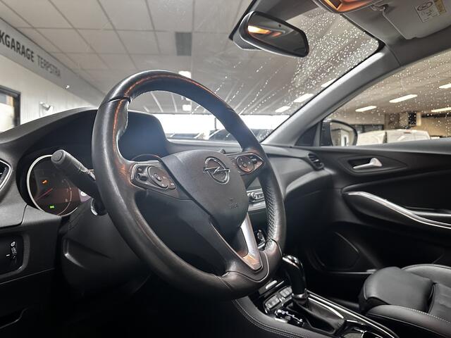 Opel Grandland X 1.2 Turbo Ultimate/ Automaat/ Keyless/ 360 ° Camera/ 19'' LMV/ LED koplampen/ Stoelverw + Verkoeling/ Stuurverw./ Dode-Hoek DET./ Apple + Android/ PDC V+A/ Two-Tone/ Extra getint glas.