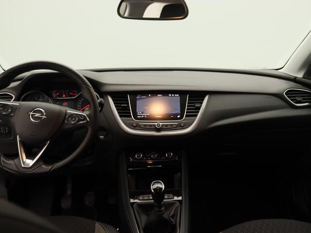 Opel Grandland X 1.2 Turbo Business Executive | Apple Carplay/Android Auto | Bluetooth telefoonvoorbereiding | DAB ontvanger | LED achterlichten | Rijstrooksensor met correctie