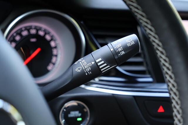 Opel INSIGNIA Sports Tourer 1.5 Turbo Innovation Led-koplampen, Driver Assistance Pack, Keyless entry & start, Climate Control, Bos Premium Sound system, Navigatie intellilink 900, Achteruitrijcamera, Parkeersensoren, Comfortstoelen met verwarming, etc.