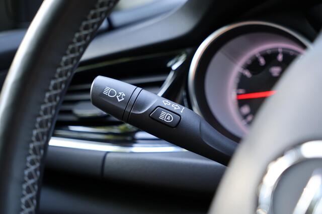Opel INSIGNIA Sports Tourer 1.5 Turbo Innovation Led-koplampen, Driver Assistance Pack, Keyless entry & start, Climate Control, Bos Premium Sound system, Navigatie intellilink 900, Achteruitrijcamera, Parkeersensoren, Comfortstoelen met verwarming, etc.
