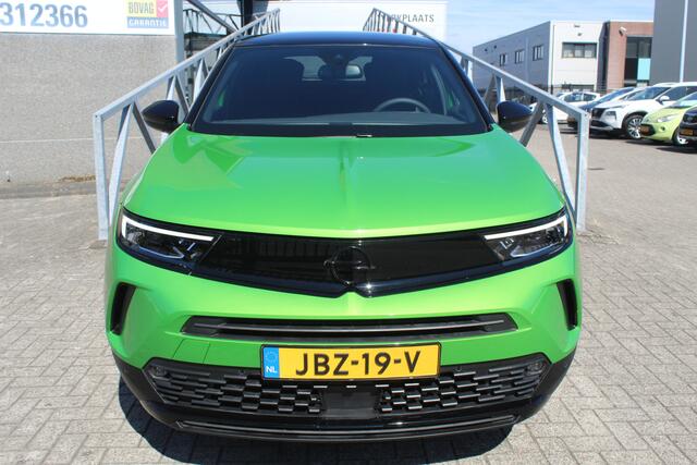 Opel MOKKA 1.2 Turbo Ultimate*Automaat* Navigatie/Virtual cockpit/Adaptive cruise control/Achteruitrijcamera/Parkeersensoren rondom/Apple carplay/Dodehoek detectie/Stoelverwarming/Stuurverwarming/Climate control/DAB/Lane assist/18'' Lichtmetalen velgen.