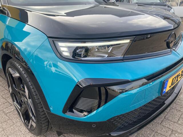 Opel MOKKA Electric 54 kWh 281pk GSE | Unieke uitvoering | Alcantara sportstoelen | 20" Lichtmetalen velgen | | Sperdifferentieel | Alcon remschijven met gele remklauwen | Navigatie | Stoel- en Stuurverwarming | Camera | Adapt. Cruise control | Zwart dak en motorka