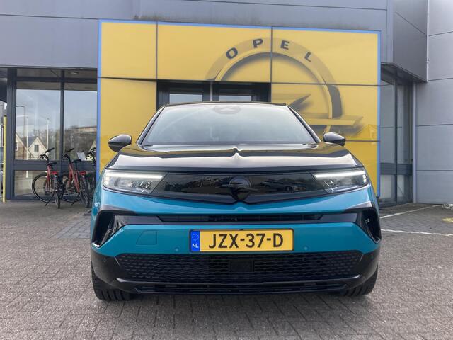 Opel MOKKA Electric 54 kWh 281pk GSE | Unieke uitvoering | Alcantara sportstoelen | 20" Lichtmetalen velgen | | Sperdifferentieel | Alcon remschijven met gele remklauwen | Navigatie | Stoel- en Stuurverwarming | Camera | Adapt. Cruise control | Zwart dak en motorka
