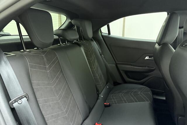 Opel MOKKA Mokka-e Ultimate 50-kWh 11kw bl. | Navigatie | Stoel & Stuurverwarming | Keyless | Camera | Alcantara bekleding | Climate control | Zwart dak