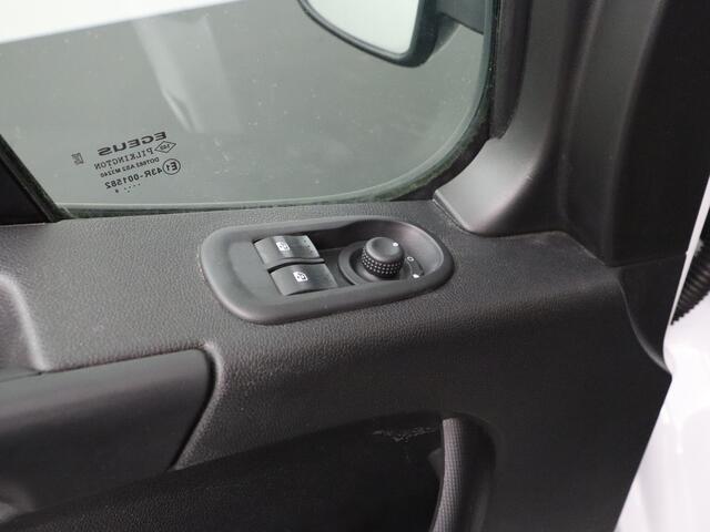 Opel MOVANO 2.3CDTI 145PK BiTurbo L2H2 | Imperiaal | Trekhaak | Navigatie | Camera | Airco | Cruise | 3-Persoons