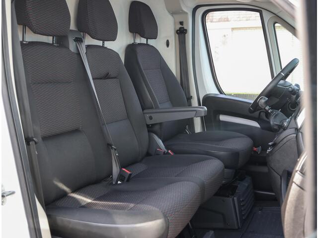 Opel MOVANO GB Zwaar Edition L3H2 2.2 165PK | Airco | Camera | Grip Control | Cruise Control | Armsteun | Trekhaak | 3 Zits | Houtenlaadvloer/Latbetimmering | Navigatie | Parkeersensoren | All Season Banden |