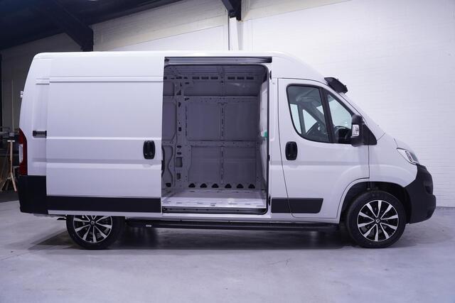 Opel MOVANO 2.2D 140 pk L2H2 Black&White Edition Navi Camera, 18" LMV, Treeplanken, Airco ECC, Nieuw, 3-Zits