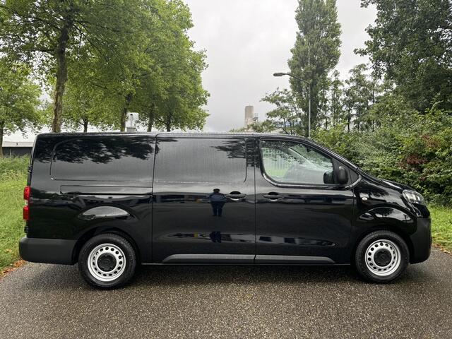 Opel VIVARO Vivaro-e L3 75 kWh 136pk AUTOMAAT | ACTIE OP = OP! | 2-zits | Passagiersstoel voorin | NAVI | Multimedia | Carplay | Parkeersensoren achter | ECall pakket met voorverwarmen | Bestuurdersstoel comfort | Reservewiel | van ¤48.685 voor ¤31.995 | N0001