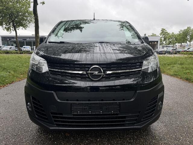 Opel VIVARO Vivaro-e L3 75 kWh 136pk AUTOMAAT | ACTIE OP = OP! | 2-zits | Passagiersstoel voorin | NAVI | Multimedia | Carplay | Parkeersensoren achter | ECall pakket met voorverwarmen | Bestuurdersstoel comfort | Reservewiel | van ¤48.685 voor ¤31.995 | N0001