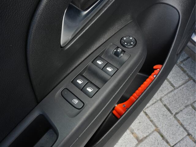 Opel e-Corsa Elegance 50 kWh | LED | Navigatie | Stoelverwarming | Clima | Android/Apple Carplay